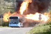 【衝撃】これは近づけねえｗｗｗメタンを燃料としたバスの火災映像がエグい。