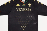 【画像】セリエA昇格ヴェネツィアのユニフォームがカッコよすぎて欧州全土で売り切れ続出らしいwww