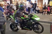 【動画】渋谷ハロウィンでウィリーしたバイクがタクシーに追突
