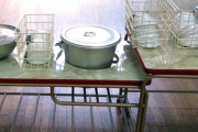 給食当番「足らなくなったので少しずつ回収しまーす」