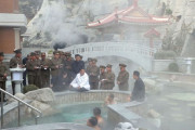 北朝鮮の金正恩委員長が建設中の温泉施設を視察…「資本主義の金剛山とは対照的」！