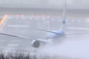【動画】強力な風で横滑りしながら離陸するボーイング737がニューキャッスル空港で撮影される。