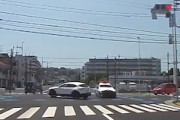 【動画】神奈川で緊急走行中のパトカーが交差点で事故ってしまう。