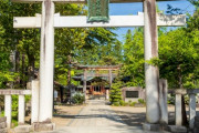 神社の社殿は日本独自のものなのか、それとも外国由来のものなのか？ また、狛犬や鳥居はどこから伝わったのか？