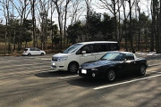 駐車場ガラガラなのに、既に停まってる車の真横に停める人って運転が苦手だからなの？