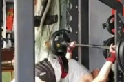 【動画】筋トレおじさん、120kgのバーベルを持ち上げられず首が圧迫されて死亡