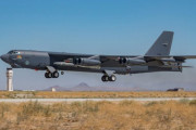 戦略爆撃機B-52Hが極超音速兵器AGM-183Aの試作弾を装填し飛行試験を実施！