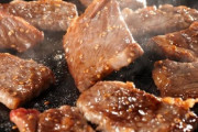 J( ‘ｰ`)し「今夜は焼き肉よ」彡(^)(^)｢！｣ﾄﾞﾀﾄﾞﾀ(階段を駆け下りる音)