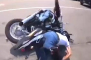 【動画】バイク乗りさん、女に当てられて足の骨が飛び出してしまう(@_@;)