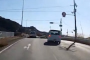 【動画】異常な大回り左折をする軽自動車が和歌山で撮影される。
