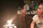 【悲報】クソ親さん、子供の誕生日ケーキのろうそくを執拗に消して泣かせてしまうｗｗｗｗ