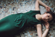 【乃木坂46】佐藤璃果『B.L.T. 9月号』ドレス姿で床に寝そべる衝撃セクシーカット解禁