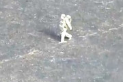 【動画】荒野をたった一人歩いていたロシア兵をウクライナの自爆ドローンが襲う。