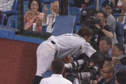 GIF画像　ロッテ鈴木大地、スーパープレー＆カメラマンを気遣うぐう聖っぷりを発揮