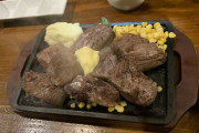 【画像】赤身肉のステーキは脂が少ないから「バター」が必要とされているらしい・・・