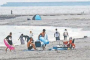 開設されていない海岸に海水浴を楽しむバカが群がる「県境越えても越えなくてもリスク変わらない。各自が判断すればいい」
