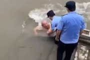 【動画】川に溺れた中国人のおじさん、懸命の救助の甲斐なく流される