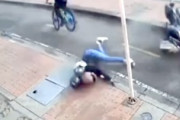 大きな通りで接触転倒したバイクの人、高速のまま標識柱に突っ込んでしまう。