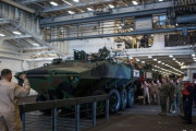 米海兵隊が新型水陸両用戦闘車両「ACV1.1」の水上テストを実施！