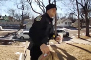 配達中に逮捕されたフードデリバリーに代わって商品を届けた警官の動画が大人気に。