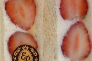 【朗報】セブンイレブンのいちごサンドさん(386円)、いちごたっぷりだった