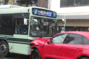 赤いポルシェが市営バスと正面衝突　ポルシェ運転の24歳男を酒気帯び運転などの容疑で逮捕