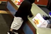 【動画】 レストランに強盗、そこに偶然警察官のカップルがいて・・ ドラマのような展開に衝撃走るｗｗ
