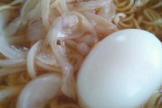 (ヽ´ん`)「タマネギ一つと殻付きの卵をインスタントラーメンに入れる」