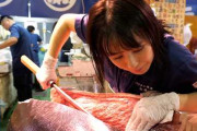 早朝4時から始まるマグロの現場に注目 セリから解体、包丁とおみくじ機の工程を追う