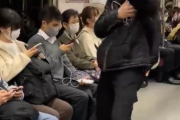【動画】　電車で「ドドスコスコスコスコスコスゴス」をする陽キャが現れるｗｗｗｗｗｗｗｗｗｗ