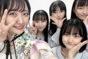 ちほんぬ、公演のオープニングアクトを務めた研究生と写真を撮る
