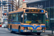【馬鹿】横浜市民「バスの運転手の給料高すぎ！」→給与カットで退職増→運行バスが減り大行列に