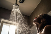【朗報】最近引っ越してきた上の階の女がシャワー浴び出した