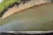 「いやんっ、どうしよ」右折しすぎて川に飛び込んでしまった車のドライブレコーダーが公開される。