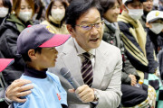 栗山英樹さん、野球少年の肩を抱き「体に隠れた能力にいつか出合える」と熱弁
