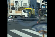 八潮市の道路陥没直後の現地動画がヤバすぎる！！ 平然と車が通ってるの危機感なさすぎだろ……