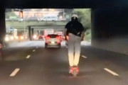 【動画】道路を電動キックボードで爆走するやばいやつが目撃される（笑）