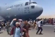 【画像】アフガニスタンの首都カブールやばいな、米軍の飛行機にしがみついたってそりゃ振り落とされるだろ