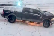 【動画】道路に垂れ落ちた電線の上を通過しようとした車が(°_°)