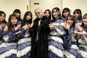 【画像】HYDE(53歳)「AKBと写真撮ったﾊﾟｼｬｯ」 アイドルが身長に配慮して膝を曲げるｗｗｗｗｗｗｗｗｗ