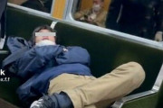 あごマスクで電車の座席に寝そべっていた大学生、注意した車掌にイキリ散らすも動画を撮影され終わる