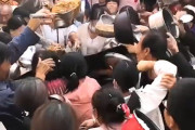 【動画】中国、結婚式の大鍋料理に村人が殺到！各自鍋持参で大争奪戦が勃発～！