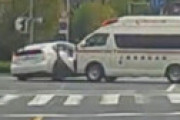 【動画】 暴走プリウス、交差点で緊急走行中の救急車に追突される・・ 衝撃の瞬間を捉えた動画が流出