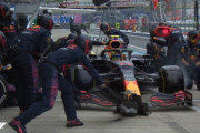 レッドブルのピット作業が遅くなったと話題に