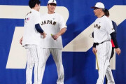 【朗報】大谷翔平さん、村上を後ろからむぎゅ～と抱きしめる