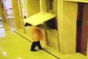 【動画】中国、エレベーター横の壁に寄りかかっていたおばさん、突然、壁が崩壊～！