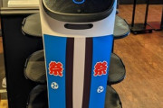 【画像】ガスト行ったらネコちゃんロボットが料理運んできてワロタwwww