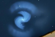 怪しすぎる渦巻き状の青白い発光物体がヨーロッパの夜空に出現！その正体は？