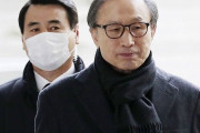 韓国の李明博元大統領に懲役17年の実刑判決