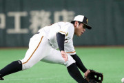 巨人・岡本、軽快なセカンド守備を披露する